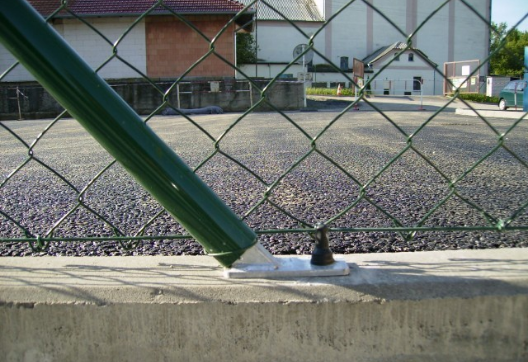 Ako namontovať plotové stľpiky na pätky